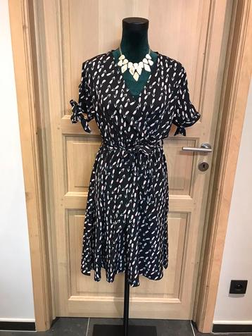 Robe taille L disponible aux enchères