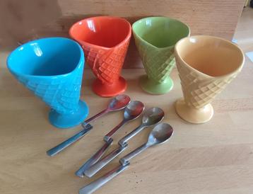 Gekleurde porseleinen ijs-/dessertbekers met lepels beschikbaar voor biedingen