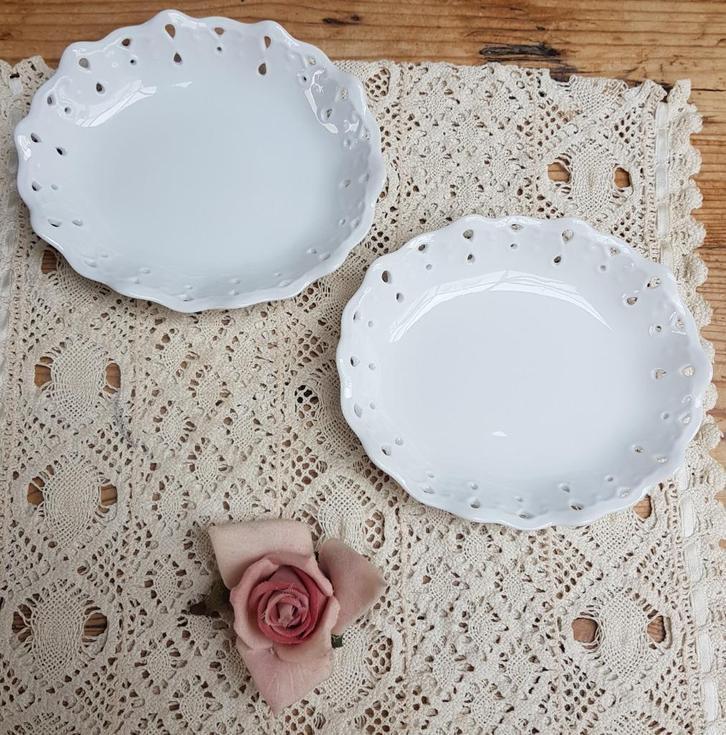 2 Opengewerkte wit porseleinen ( zeep) schaaltjes, Antiek en Kunst, Curiosa en Brocante, Ophalen of Verzenden