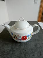 Porseleinen theekan. Herkomst: Kalocsa. Hoogte: 19,50 cm., Ophalen of Verzenden