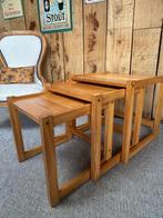 Ensemble de trois tables gigognes en bois massif., Ophalen, Zo goed als nieuw, Hout