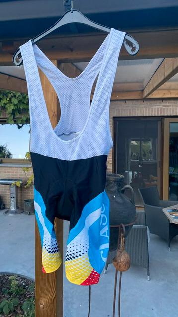 Korte koersbroek met bretellen beschikbaar voor biedingen