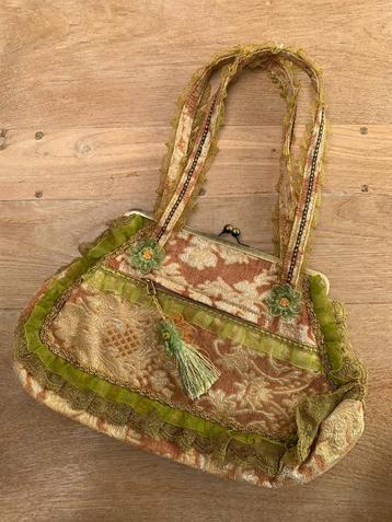 Leuke hippie tas met bloemen beschikbaar voor biedingen