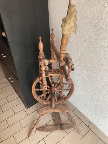 Antiek spinnewiel beschikbaar voor biedingen