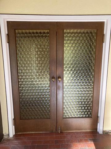 Dubbel scharnierende houten deur met glas-in-lood