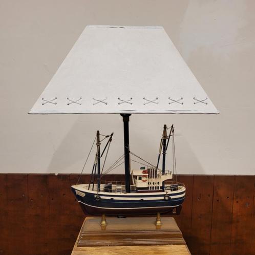 Engelse klassieke tafellamp met houten stoomboot, Huis en Inrichting, Lampen | Tafellampen, Zo goed als nieuw, 50 tot 75 cm, Glas