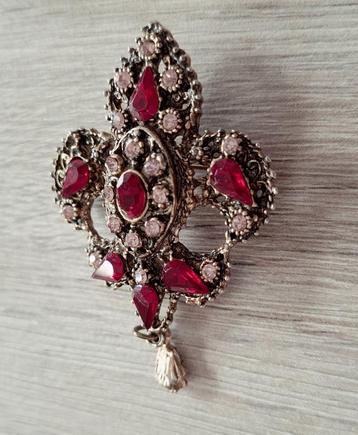 Rode vintage broche met rijnsteentjes beschikbaar voor biedingen