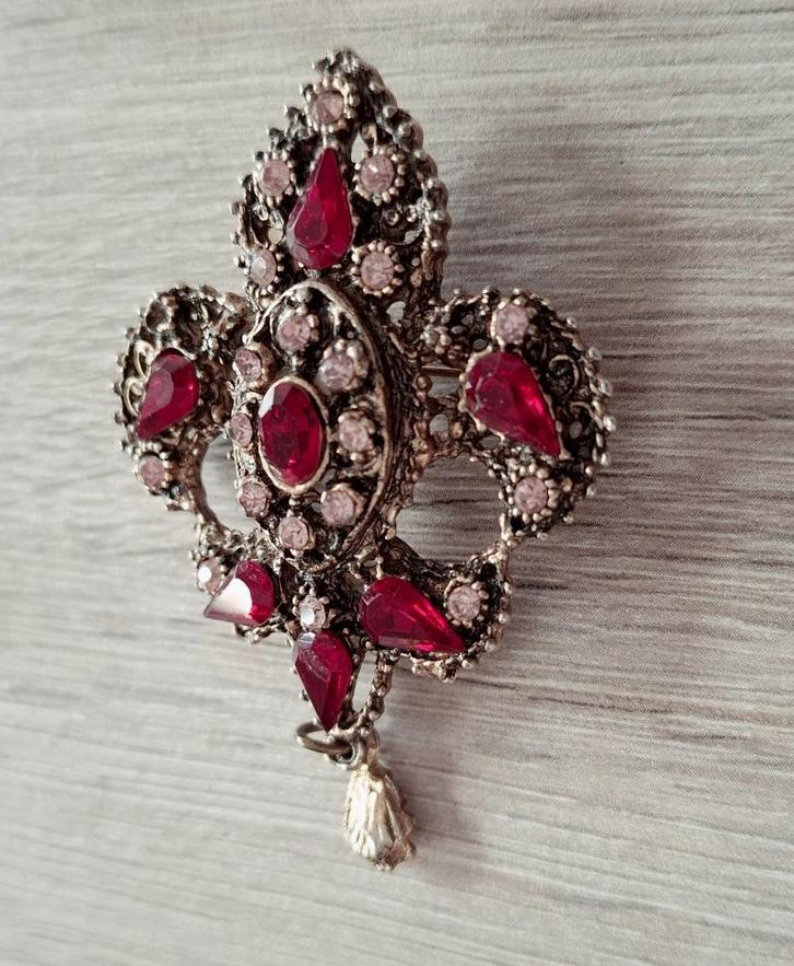 Rode vintage broche met rijnsteentjes, Handtassen en Accessoires, Broches, Zo goed als nieuw, Overige materialen, Overige kleuren