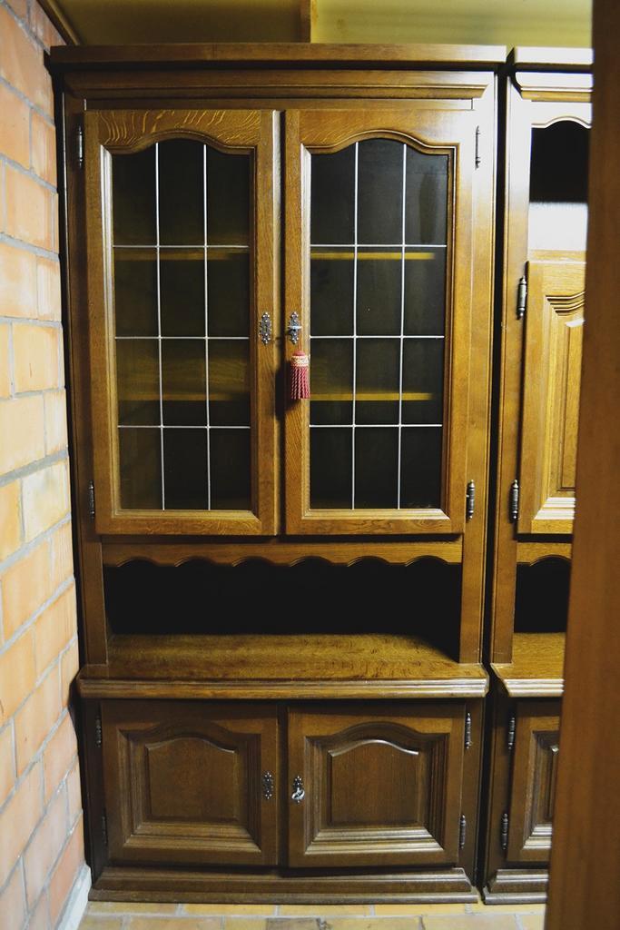 Stevige eiken vitrinekast met loodglas, Huis en Inrichting, Kasten | Vitrinekasten, Gebruikt, Met deur(en), Met plank(en), Eikenhout