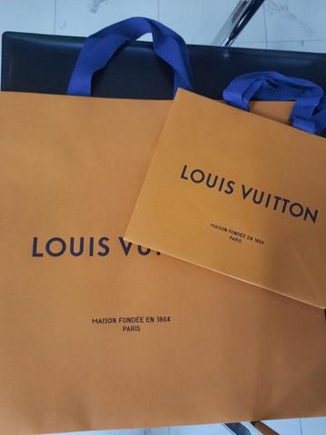 Set van zakjes en dozen van L Vuitton en Hermès beschikbaar voor biedingen