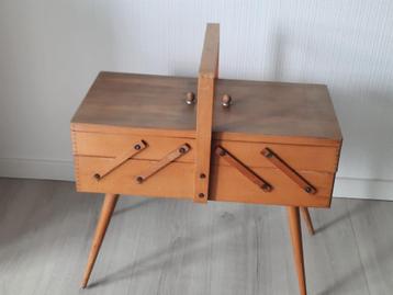 vintage naaikoffer op poten beschikbaar voor biedingen