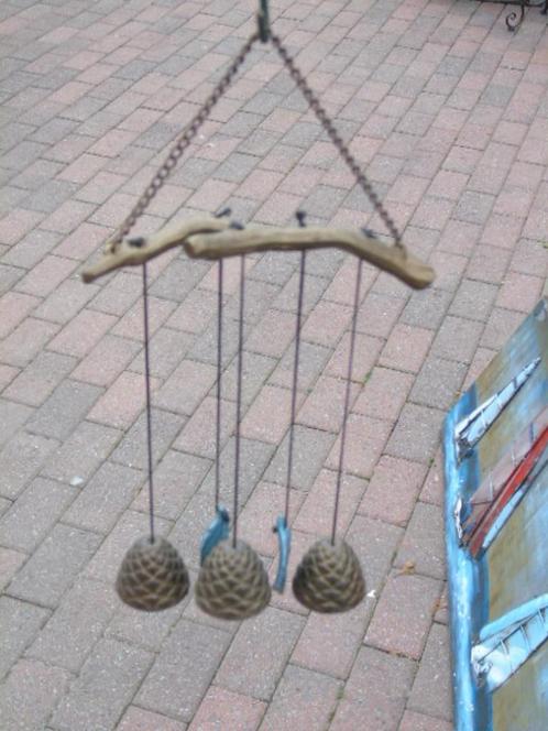 bronzen windgong 3 dennenappels op tak., Tuin en Terras, Tuinbeelden, Nieuw, Overige typen, Overige materialen, Ophalen of Verzenden