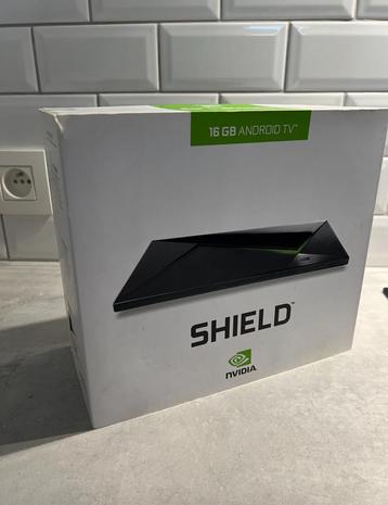 Nvidia Shield TV in doos met universele remote en gamepad beschikbaar voor biedingen