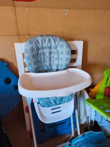 Kinderstoelen met schuibaar tafelje. beschikbaar voor biedingen