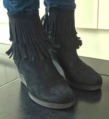 Zwarte laarsjes met sleehak beschikbaar voor biedingen