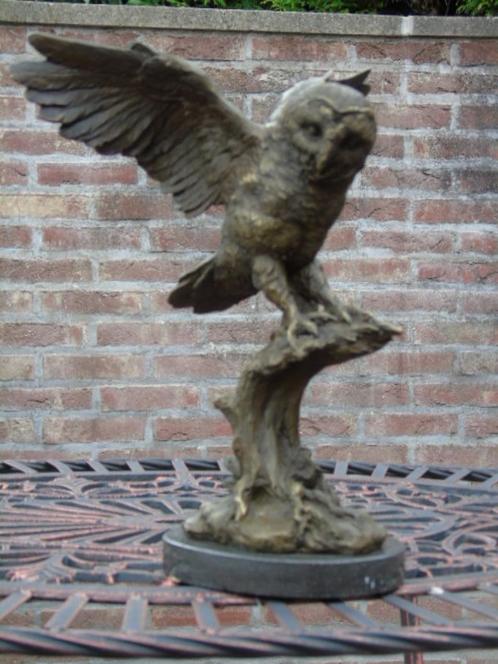 uil op stam met open vleugels in brons gesigneerd., Antiek en Kunst, Antiek | Brons en Koper, Brons, Ophalen