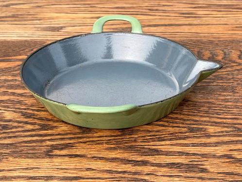 oud pannetje met giettuit groen emaille bakpan fifties, Huis en Inrichting, Keuken | Potten en Pannen, Gebruikt, Koekenpan of Braadpan