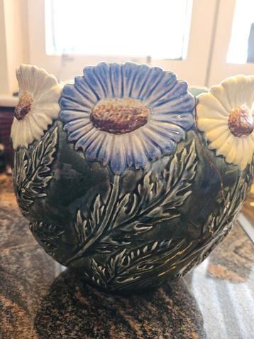 Bloempot in aardewerk met bloemendecoratie beschikbaar voor biedingen