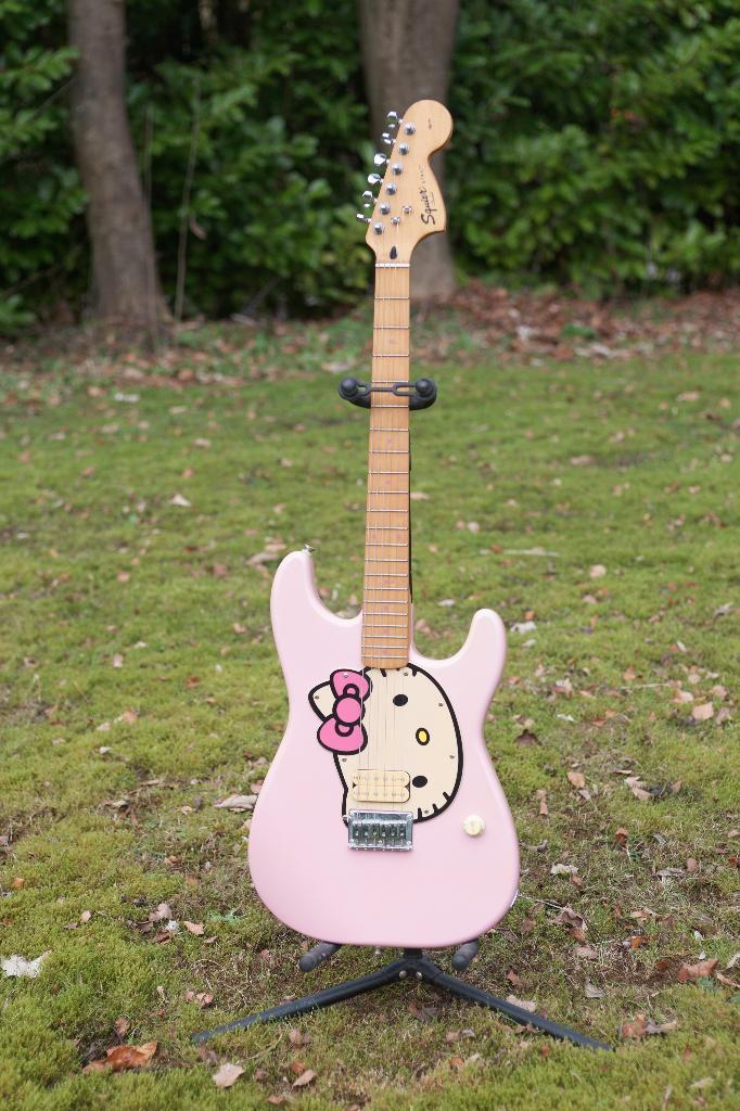 Squier Fender Hello Kitty Stratocaster Uitstekende staat, Muziek en Instrumenten, Snaarinstrumenten | Gitaren | Elektrisch, Zo goed als nieuw