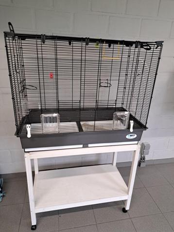 vogelkooi met standaard op wielen beschikbaar voor biedingen