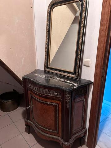 Antieke kastje met spiegel 