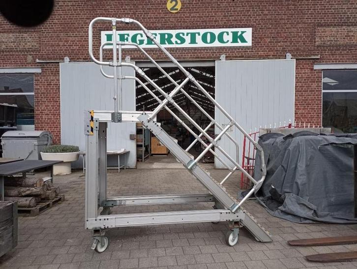 Vliegtuig trapladder, Doe-het-zelf en Bouw, Ladders en Trappen, Zo goed als nieuw, Trap, 2 tot 4 meter, Ophalen