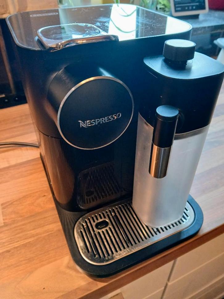 Nespresso Gran Lattissima koffiemachine van DeLonghi, Zwart, Elektronische apparatuur, Koffiezetapparaten, Niet werkend, Koffiepads en cups