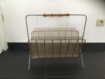 Vintage tijdschriftenrek beschikbaar voor biedingen