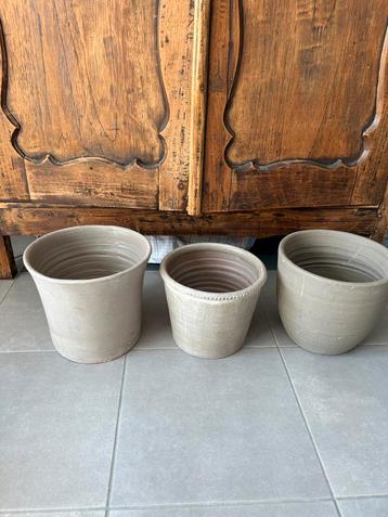 4 grote binnen potten en  9 middel kleinere Lot beschikbaar voor biedingen