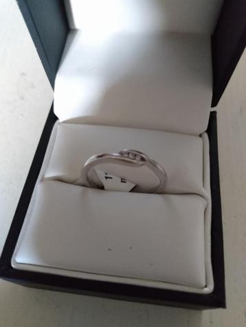 Wit gouden ring  beschikbaar voor biedingen
