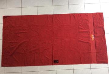 Nieuw: groene badhanddoek & rood strandlaken beschikbaar voor biedingen