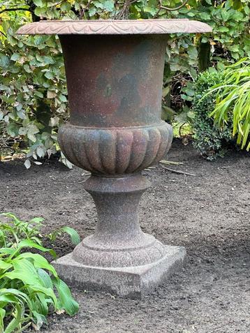 2 vases de jardin en fonte - 70 cm de haut - excellent état disponible aux enchères