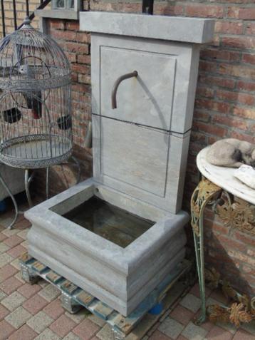 blauwe stenen fontein met glad fronton. beschikbaar voor biedingen