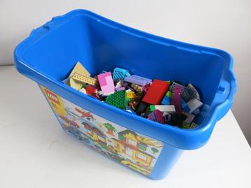 Lot Lego comprenant un bac de rangement Lego de 2,2 kg disponible aux enchères