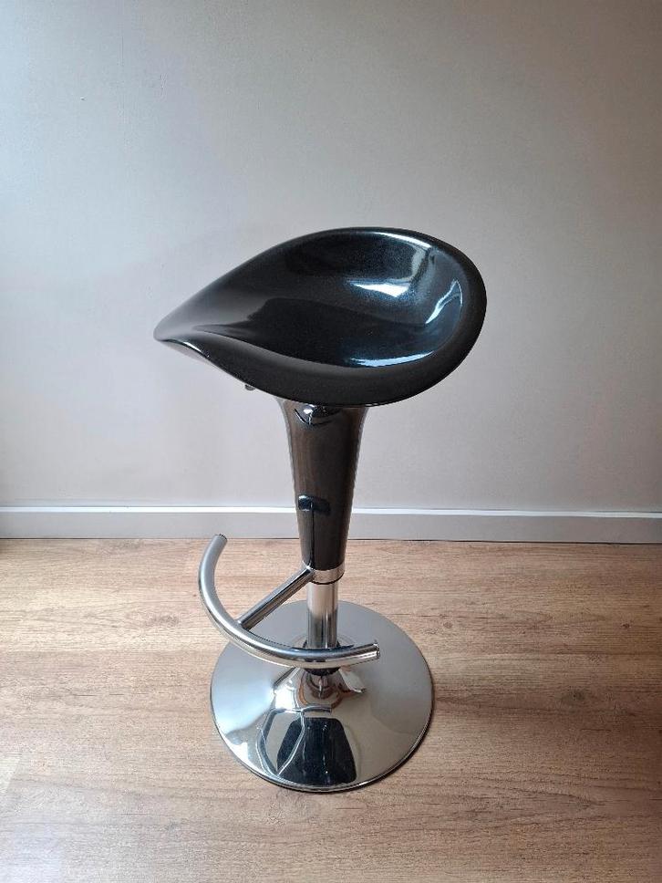 Verstelbare barkruk - zwart en chroom, Huis en Inrichting, Barkrukken, Gebruikt, 60 tot 90 cm, Kunststof, Metaal, 1 kruk, In hoogte verstelbaar