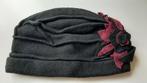 Handgemaakte zwarte hoed met paars/zwarte bloem, Kleding | Dames, Mutsen, Sjaals en Handschoenen, Ophalen of Verzenden, Zo goed als nieuw