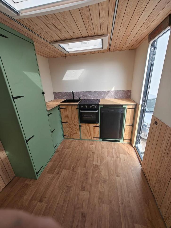 Off-grid avontuur! Renault Master camper met houtkachel!, Caravans en Kamperen, Mobilhomes, Particulier, Douche, Koelkast, Omvormer