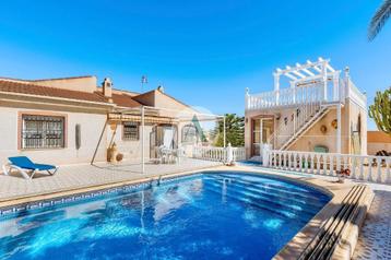 Vrijstaande villa met zwembad op een royaal perceel