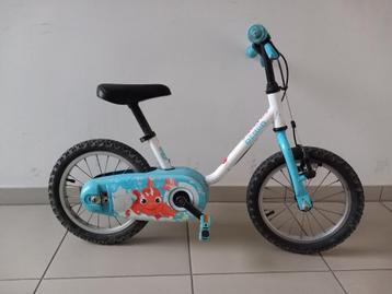 Vélo pour enfants Btwin 14 pouces avec roues d'entraînement disponible aux enchères