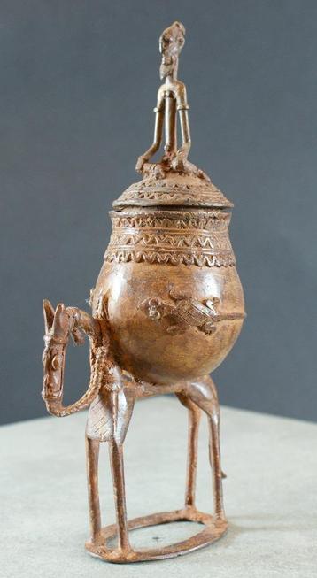 Traditionele rituele bronze beker van het Dogon-volk beschikbaar voor biedingen
