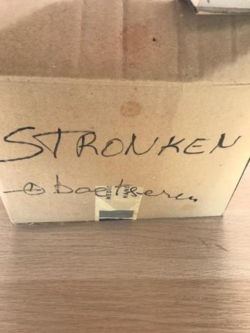 Doos gevuld met stronken om te boetseren beschikbaar voor biedingen