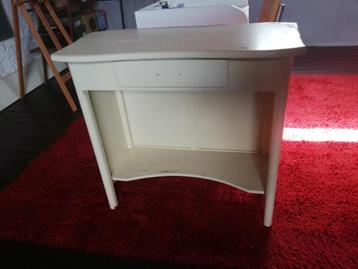 BEIGE HOUTEN BIJZETTAFEL MET ONREGELMATIG BOVENVLAK  stevi beschikbaar voor biedingen