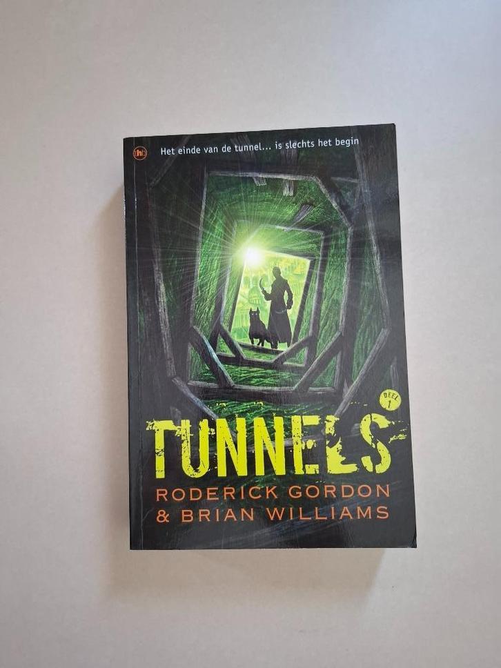 Roderick Gordon & Brian Williams - Tunnels 1, Boeken, Kinderboeken | Jeugd | 13 jaar en ouder, Zo goed als nieuw, Fictie, Ophalen
