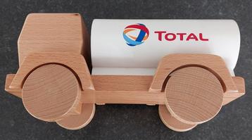 Houten tankwagen van Total beschikbaar voor biedingen