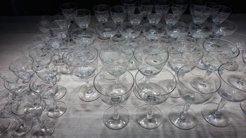Glasservies met ingeslepen tulp motief beschikbaar voor biedingen
