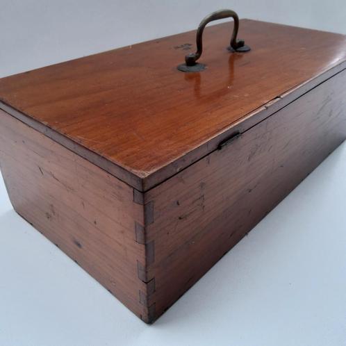 Antiek houten kistje met scharnierend deksel., Antiek en Kunst, Antiek | Gereedschap en Instrumenten, Ophalen of Verzenden