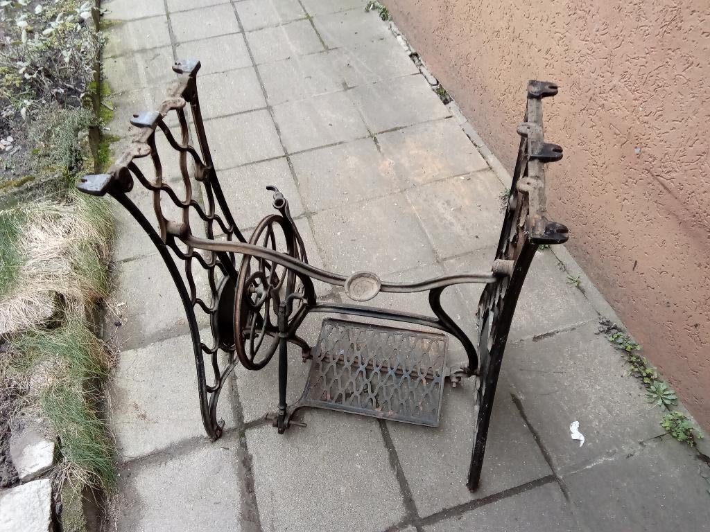 Gietijzeren naaimachinevoet, Ophalen