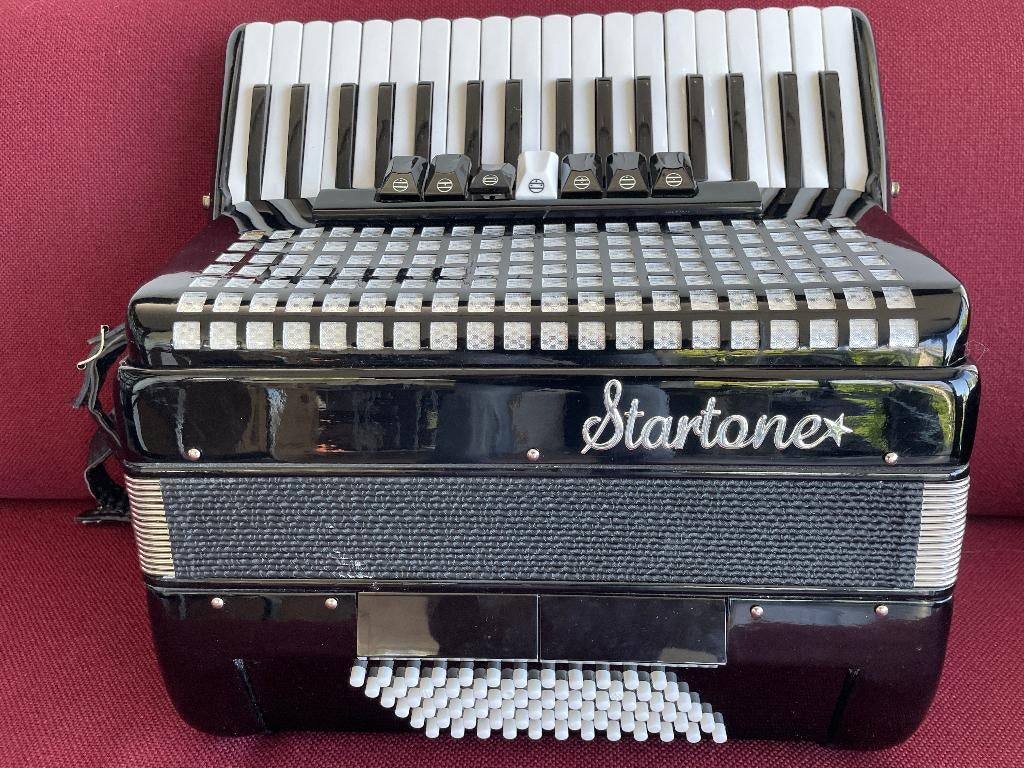 Niieuwe Startone accordeon .72 bas . 3 korig.Licht ., Muziek en Instrumenten, Accordeons, 72-bas, Met koffer, Nieuw, Toetsaccordeon