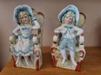 2 kleine meisjes zitten in porselein op een fauteuil, Antiek en Kunst, Ophalen of Verzenden