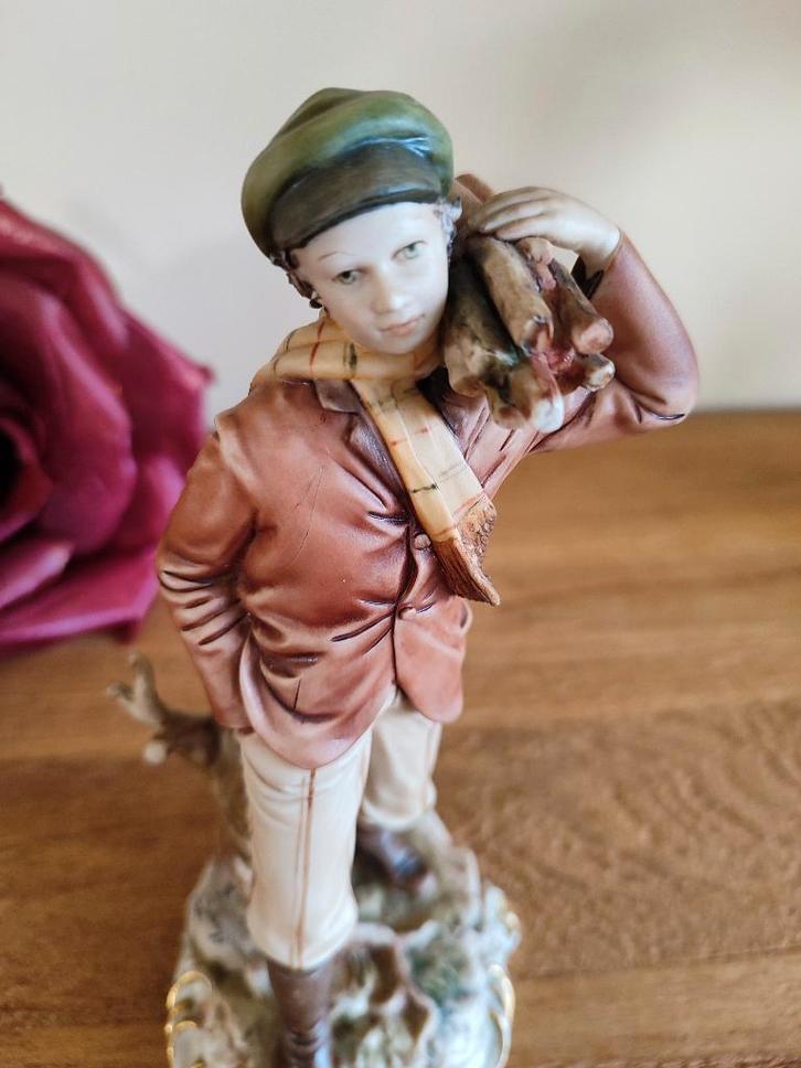 Capodimonte, Winter Boy. Signé Sandro Maggioni, Antiquités & Art, Antiquités | Porcelaine, Enlèvement ou Envoi